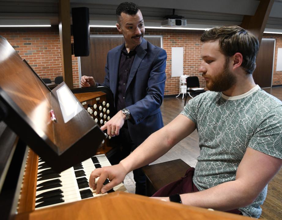 Jason Vodicka working with an organ student