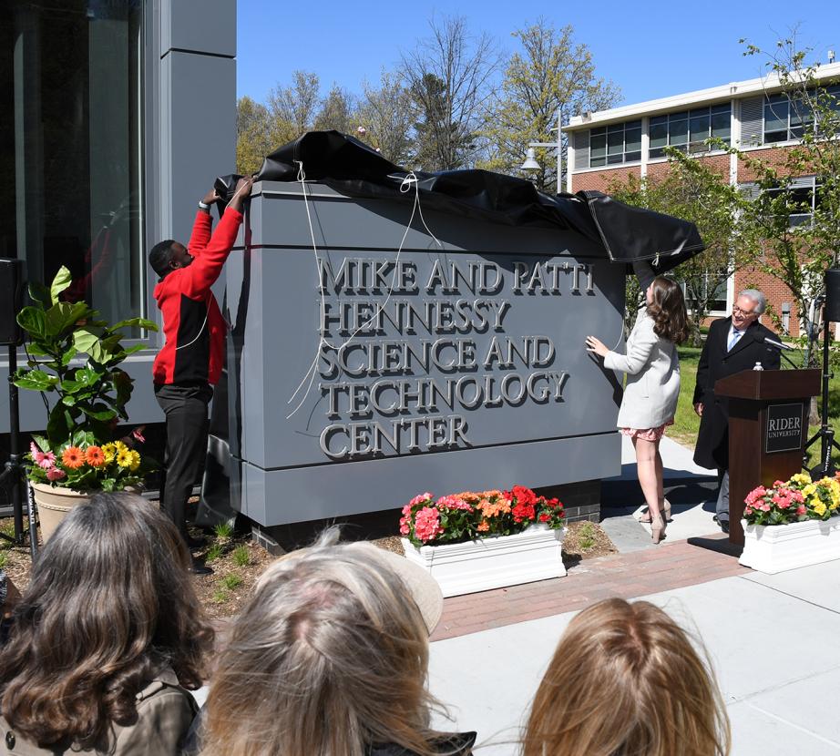 Students unveil Mike and Patti Hennessy Science and Technology Center